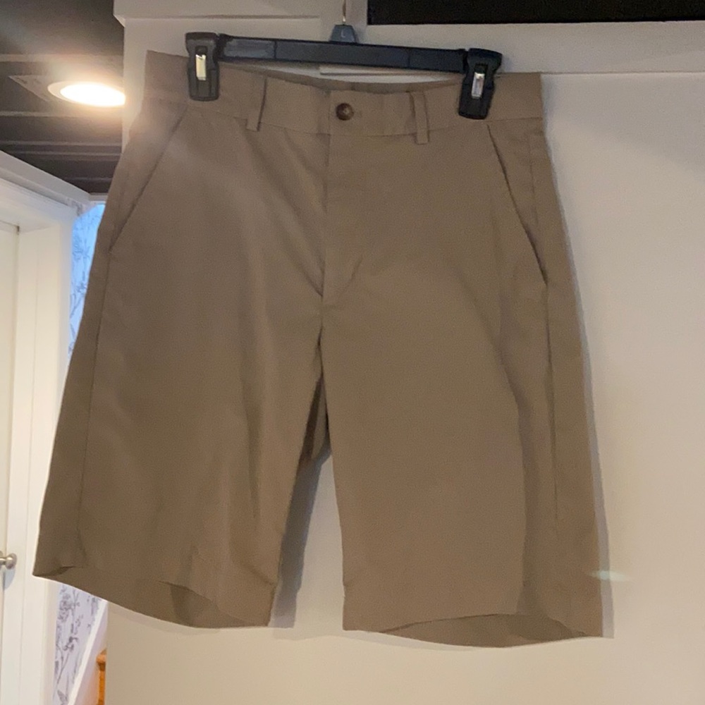 Men’s khaki golf shorts